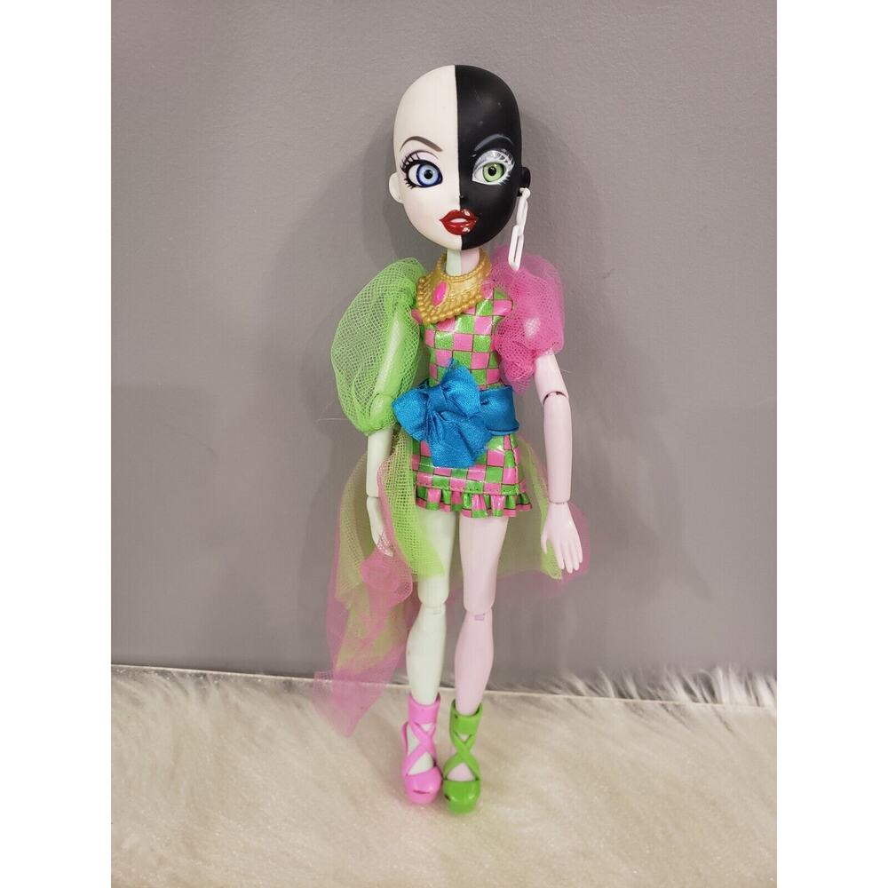 MGA Bratz Bratzillaz Switch-A-Witch Black & White Pink Green Glam‎ Gets Wicked